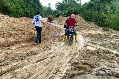 Los deslaves han bloqueado la vía hacia San Ramón.