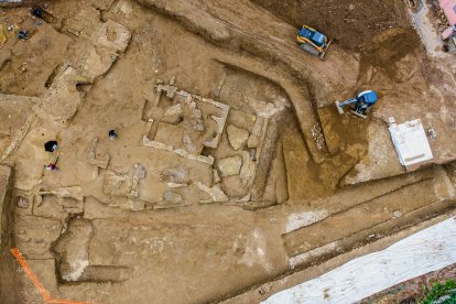 El subsuelo milenario de Roma nunca deja de sorprender y durante las excavaciones, como suele ser habitual en la capital, se descubrió una nueva parte de la necrópolis, de la cual se conocía solo una pequeña parte, pero que estaría formada por hasta cinco edificios funerarios que datan de un período comprendido entre el siglo I a. C. y el siglo IV d. C