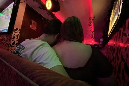 Entre música fuerte y cerveza, un visitante novato conversa con una sexoservidora en uno de los bares de la 18.
ag-periodista
ag-granasa
6-3-2026