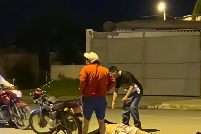 El comerciante quedó tendido en medio de la vía en la parroquia Muey.