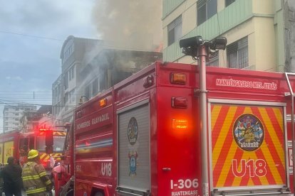 Humo y llamas en Rumichaca y Benalcázar movilizan a los Bomberos.