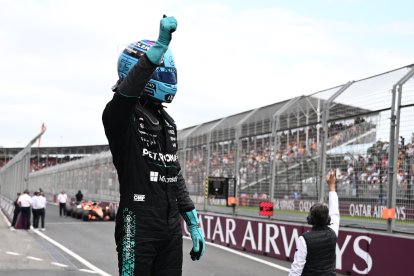 George Russell celebra con mercede que arrancará primero en el primer Grand Prix del año.