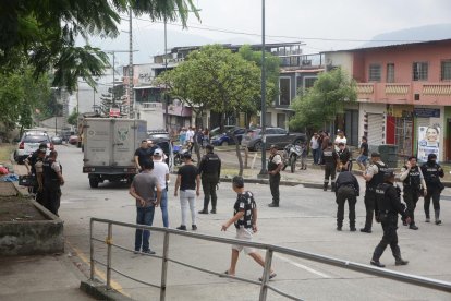 Agentes de la Policía Nacional acordonaron la zona del crimen en El Fortín para iniciar las investigaciones y recabar indicios.