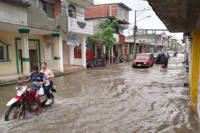 Agua acumulada en la calle Antonio José de Sucre del cantón Salitre.