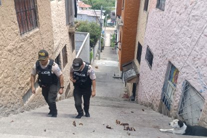 En estas escalinatas se cometió el ataque armado que dejó una persona asesinada.