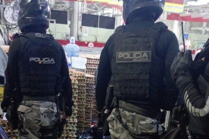 Agentes investigan asesinato del comerciante de huevos.