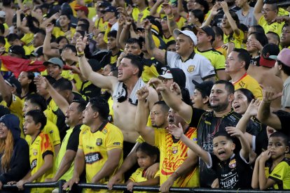 Rostros de incredulidad en la zona visitante: el Clásico del Astillero no perdona errores ni pestañeos de último minuto.