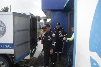 Un accidente en un puente del sur de Guayaquil dejó a una pareja fallecida tras caer desde la vía.
