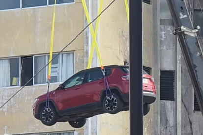 Retiro de los vehículos del edificio Multicomercio, en el centro de Guayaquil
