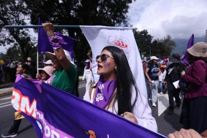 Mujeres marchan en Quito exigiendo justicia y derechos en el 8M 2026.