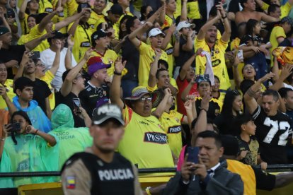 Los hinchas toreros celebran el gol de Benedetto en la victoria 1-0 de Barcelona SC ante Emelec.