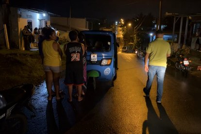 Vecinos del barrio Bellavista permanecen a las afueras de la vivienda donde fue asesinado Luis Trejo, en la parroquia La Unión.