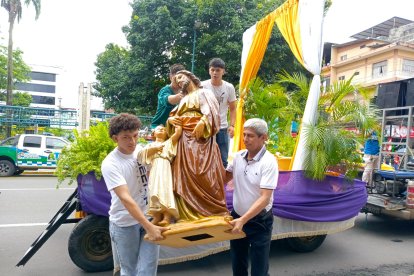 La efigie de San José sosteniendo con su mano  derecha al Niño Jesús fue llevada al pregón.