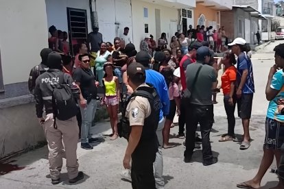 El levantamiento del cadáver se hizo ante la mirada de moradores preocupados.