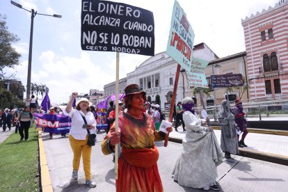 Tres mujeres artistas marcharon disfrazadas de tres personajes femeninos que marcaron la historia: Manuela León, Manuela Sáenz y Dolores Cacuango.