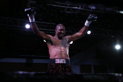 El festejo de Dinamita Espinoza tras ganar el último combate de su carrera.
