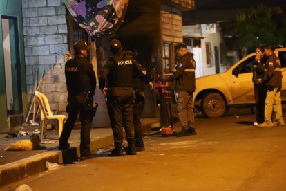 Agentes policiales recababan indicios en el lugar donde varios vecinos fueron atacados mientras compartían en una reunión barrial.