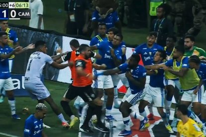 Puñetazos, patadas y persecuciones marcaron el cierre del partido en Belo Horizonte. Es un récord de tarjetas rojas en Brasil.