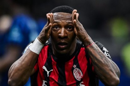 Pervis Estupiñán durante su celebración por su anotación al Inter de Milán.