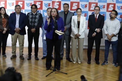 Gabriela Rivadeneira lideró la rueda de prensa con sus coidearios.