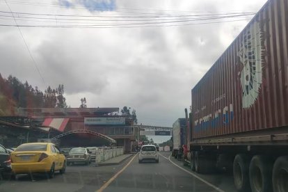 Camiones bloquean el paso en el puente de Rumichaca durante el paro de transportistas colombianos