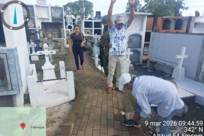Los uniformados requisaron a algunos trabajadores del cementerio.