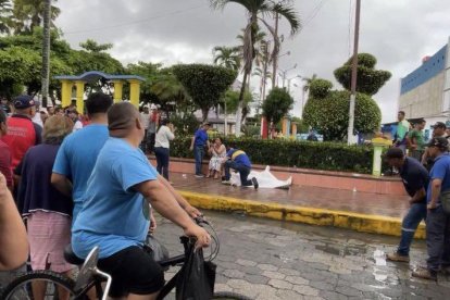 El cadáver quedó tendido en la vereda, en el parque central de Naranjal, Guayas.