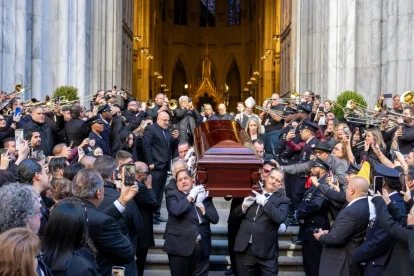 La murga se escuchó con fuerza interpretada por una banda de trombones cuando las puertas de la catedral se abrieron para dar paso al ataúd con los restos del artista