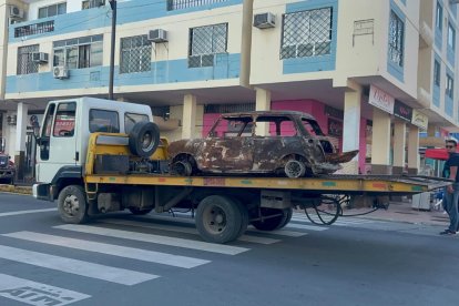 Al menos 25 vehículos están en la lista para ser retirados de los escombros del edificio Multicomercio.