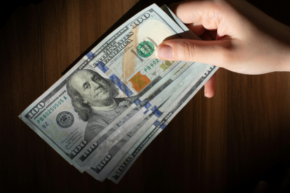 Décimo cuarto sueldo 2026 en Ecuador: trabajadores de la Costa y Galápagos deben recibir el bono escolar de 482 dólares hasta el 15 de marzo.