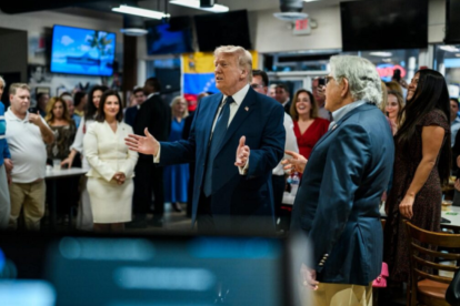 El presidente de Estados Unidos, Donald Trump, tuvo un breve encuentro con un grupo de venezolanos y cubanos en el icónico restaurante El Arepazo