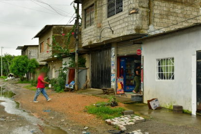 El hecho se registró fuera de una tienda. En el sitio dejaron una vela en referencia a las víctimas.