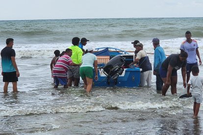 Moradores de Galera y Quingue colaboran en el arribo de la embarcación pesquera Denis, tras el accidente marítimo que dejó dos víctimas frente a Tongorachí.