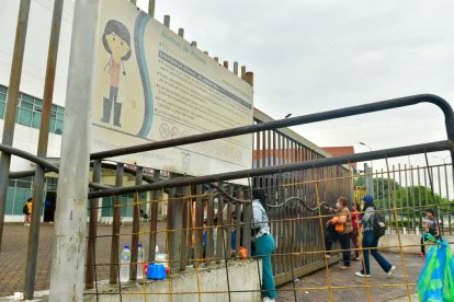Agentes llevaron a la ciudadana al hospital del Guasmo, para que reciba atención médica.