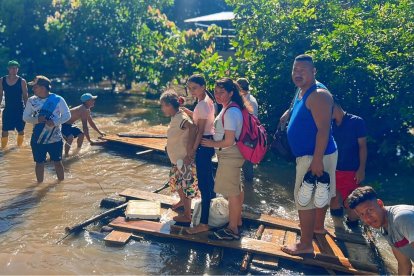 Habitantes de San Gregorio improvisan un paso elevado para enfrentar las aguas que inundaron sus comunidades, buscando seguridad en medio de la emergencia.