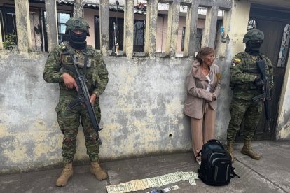 Una de las detenidas es una mujer.