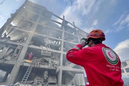 Equipos de la Media Luna Roja continúan las labores de rescate en Teherán tras el ataque que destruyó un edificio residencial