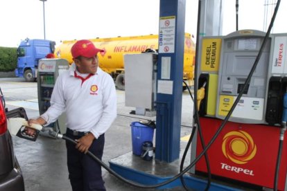 Aunque Ecuador aplica un sistema de bandas para limitar el incremento, ciudadanos temen que el alza del combustible encarezca el costo de vida.