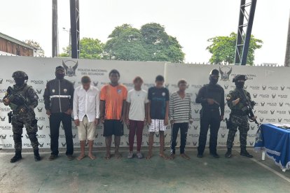 Dos adultos y tres adolescentes fueron capturados por la Policía Nacional en la Isla Luis Vargas Torres bajo cargos de extorsión y sicariato.