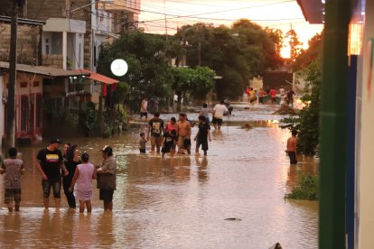 Las familias retiraron en camionetas los enseres que no fueron afectados por el agua.