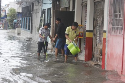En Guayaquil se registró acumulación de agua tras la intensa lluvia.
