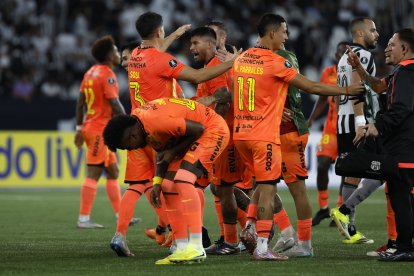 Jugadores de Barcelona Sporting Club celebran la clasificación a la fase de grupos de la Copa Libertadores 2026 en el Estadio Nilton Santos, en Río de Janeiro.