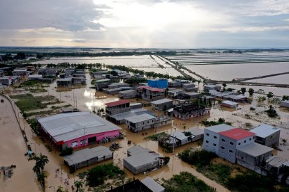 El desbordamiento del río Balao provocó que el 60% de la cabecera cantonal de Guayas quede bajo el agua.