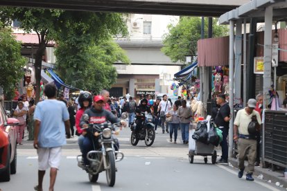 Son pocos los agentes policiales que resguardan la Bahía, según comerciantes del sector.
