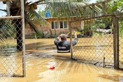 Un miembro del GAD Municipal de Muisne recorre una zona inundada mientras evalúa daños y coordina asistencia a las familias afectadas por el temporal.