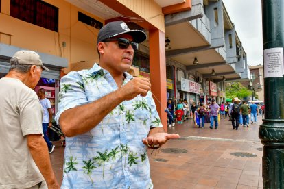 Frank Fandiño, con el péndulo en mano, rastrea la Bahía en busca de portales energéticos.