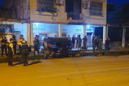 La tricimoto quedó sobre la vereda tras el ataque armado.