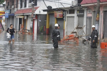 En Sauces 6, en la calle Gabriel Roldós, el agua daba hasta las rodillas.