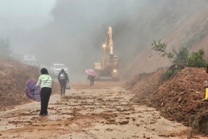 Derrumbe de gran magnitud afectó las instalaciones del canchón municipal y parte de la maquinaria utilizada para trabajos viales en Sozoranga.
