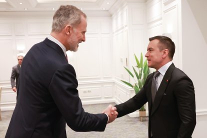 El rey de España, Felipe VI, se reunió este miércoles con el presidente de la República del Ecuador, Daniel Noboa (d), en Chile.